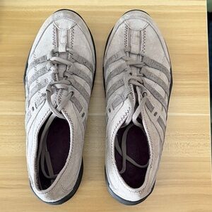 Privo Women's Beige and gray suede sneaker like new sz 6.5 leather upper